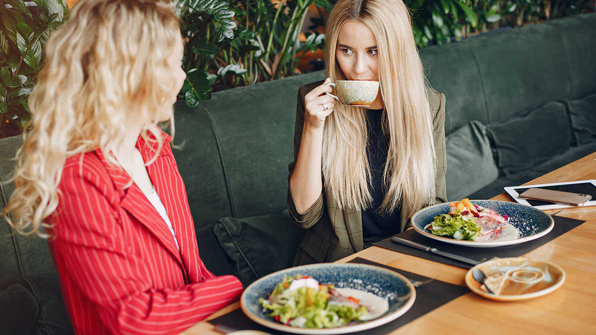 Woman Gives Her Freeloader Friend A Taste Of Her Own Medicine, Dinner Gets Awkward