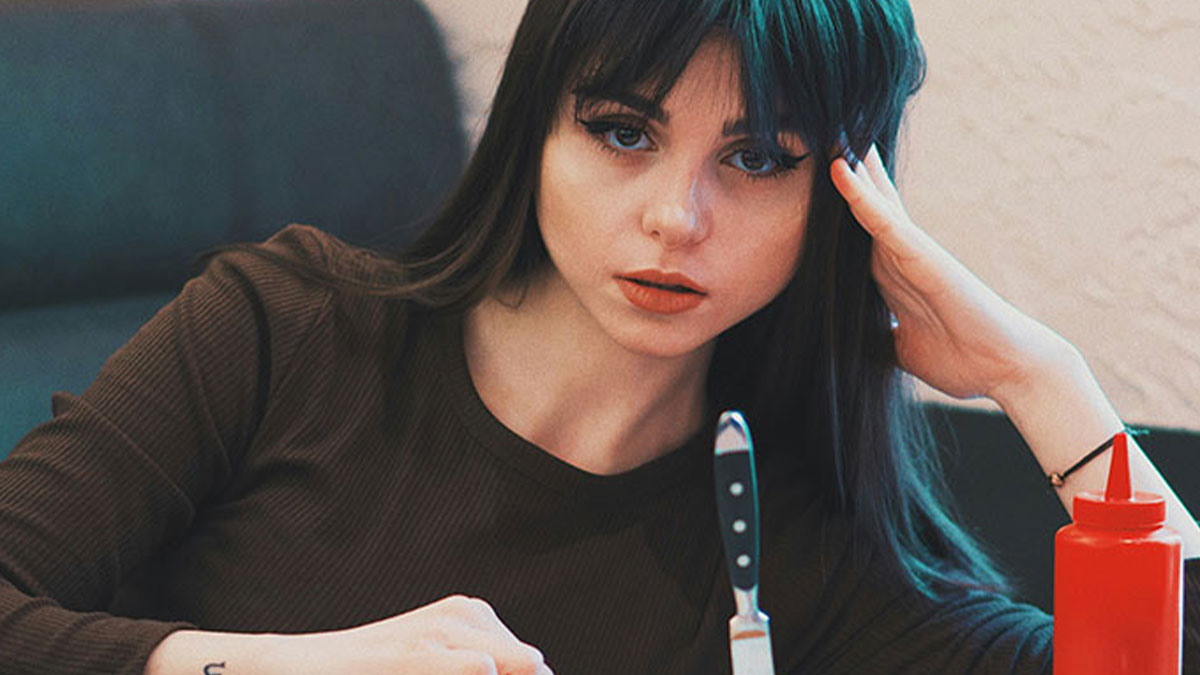 Time’s Up: Serial Latecomer Pushes Friend To Snap, Leaves Lunch Date Without A Word