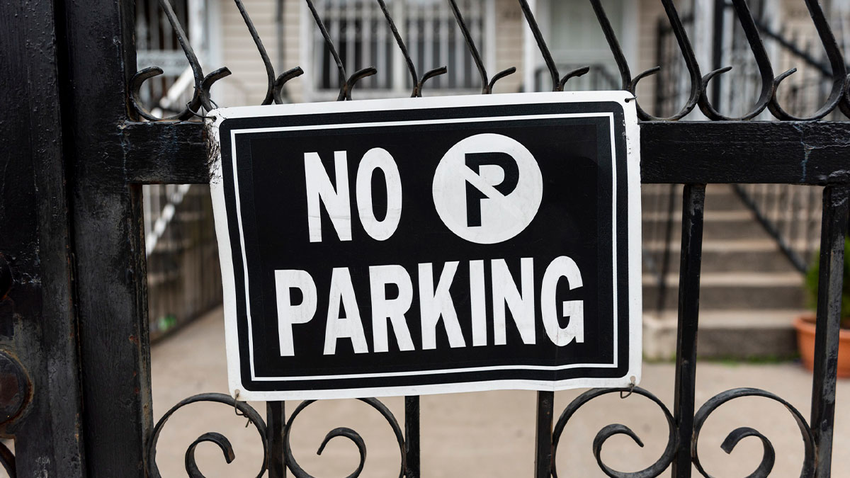 Cheeky Guy Blocks In Tourists Who Use His Private Driveway, Pretends He’s On A “Business Trip”