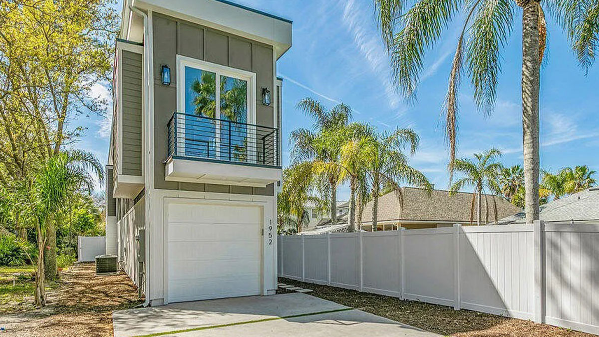 Florida Man Buys A Narrow House Built Just To Spite Neighbors, Says It’s Perfect For His Single Life
