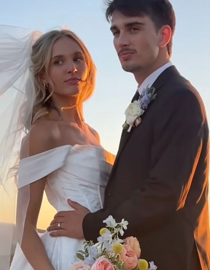 Bride Washes Off Professional Makeup 20 Minutes Before Wedding Because She Doesnât Like It, Sparks Outrage Bride Washes Off Professional Makeup 20 Minutes Before Wedding Because She Doesnât Like It, Sparks Outrage