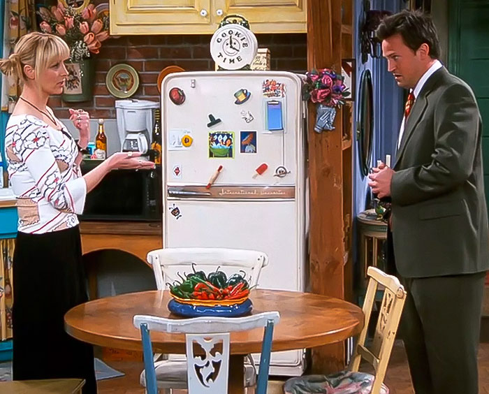 “Timing Is Everything”: Lisa Kudrow Finds Note Left By Matthew Perry Inside ‘Friends’ Cookie Jar “Timing Is Everything”: Lisa Kudrow Finds Note Left By Matthew Perry Inside ‘Friends’ Cookie Jar