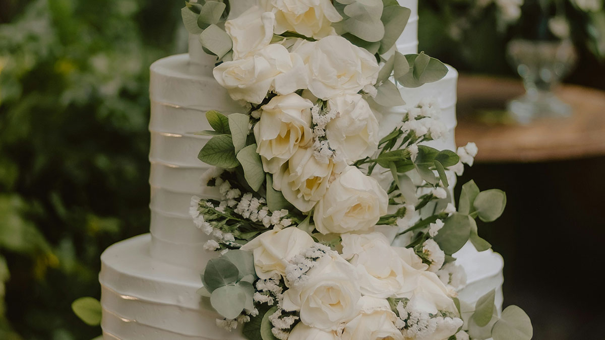 Bride Uninvites Her BFF, Acts Shocked When She Finds Out Her Wedding Cake Order Was Canceled Too