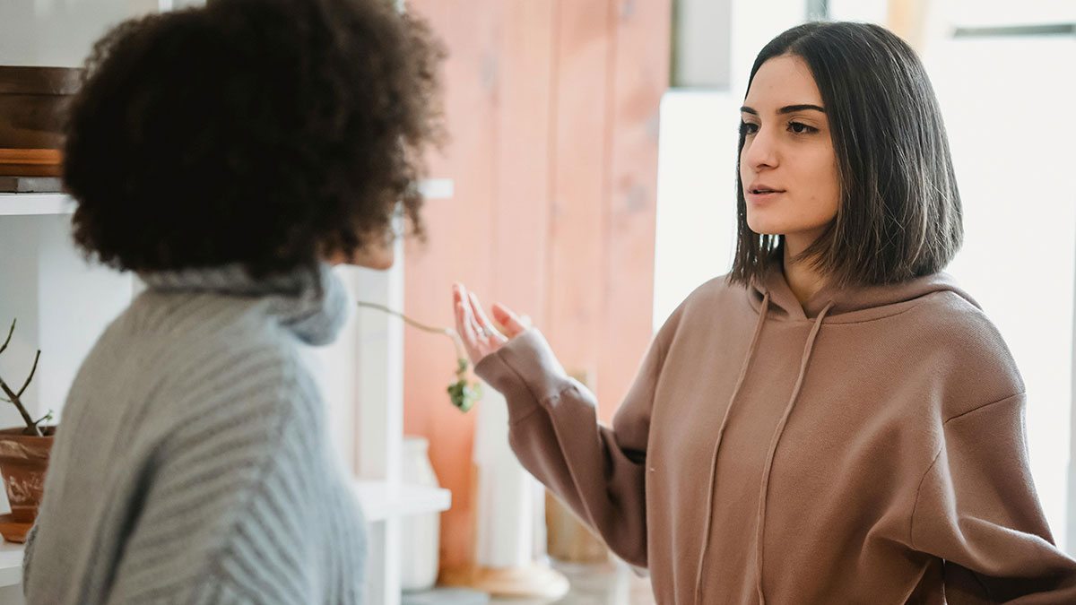 26YO Holds Lifelong Grudge Against 16YO Sis For Having A Modern Name, Turns Nasty Over It