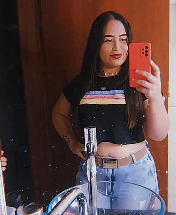 Joyce Sousa Araújo taking a mirror selfie, wearing a black shirt and jeans. Joyce Sousa Araújo taking a mirror selfie, wearing a black shirt and jeans.