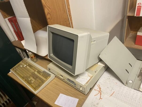 Retro computer setup with a CRT monitor and beige keyboard, evoking nostalgic memories of past technology.
