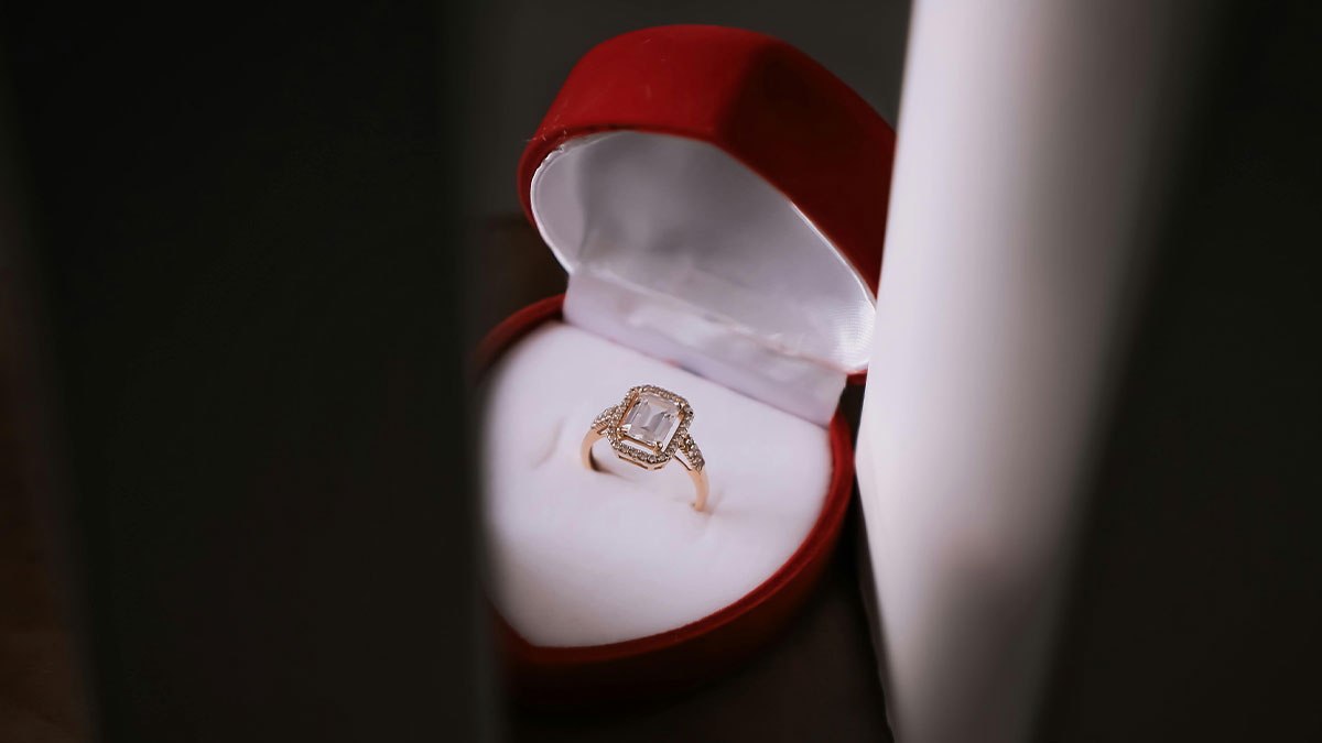 GF Breaks Off Relationship On Their Anniversary Because BF Of 3 Years Took Too Long To Propose