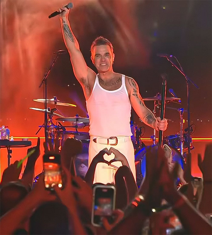 “Never Seen Anything Like That”: Robbie Williams Slammed For Blaming Fan For Mistake At NYE Gig “Never Seen Anything Like That”: Robbie Williams Slammed For Blaming Fan For Mistake At NYE Gig