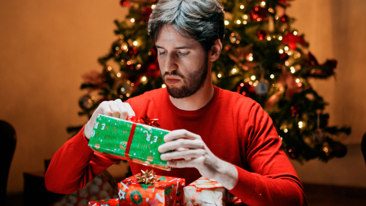 Man Sparks Family Feud After Telling Sister A Pregnancy Announcement Isn’t A Christmas Present