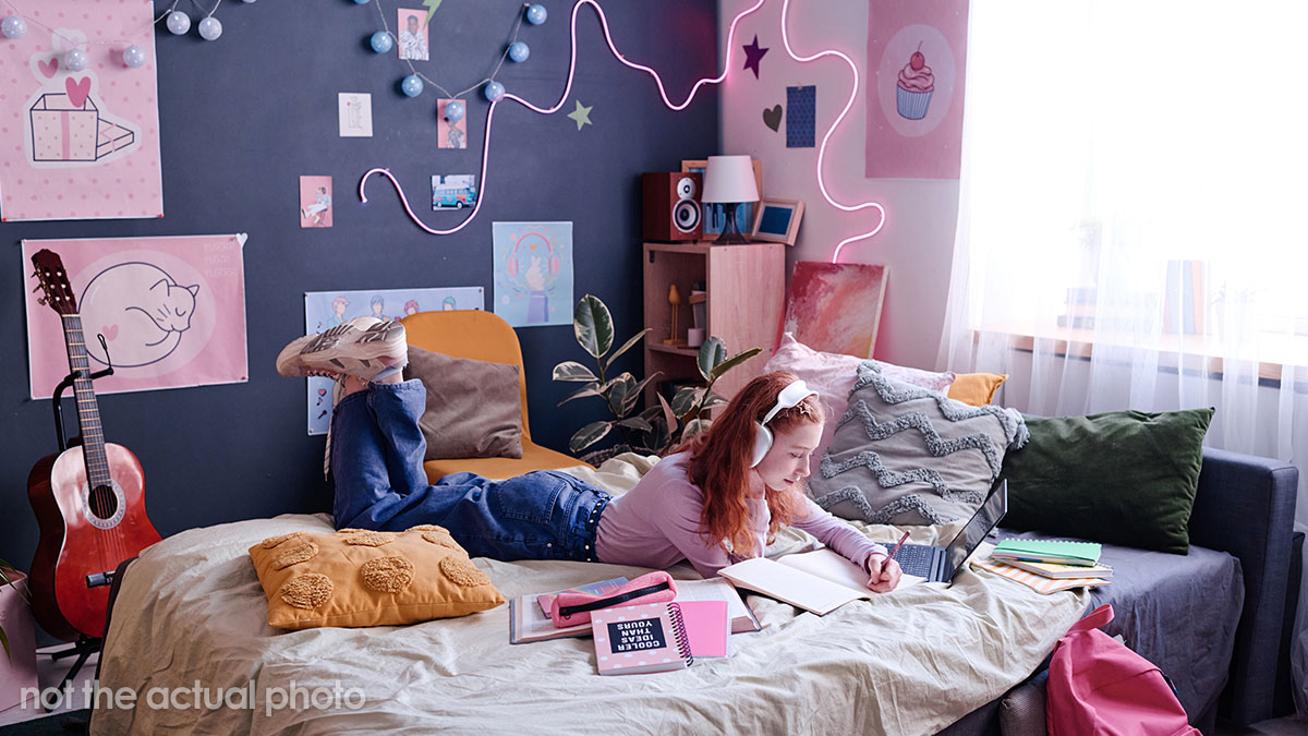 14YO Freaks Out After Mom Says She Has To Switch Rooms With Sis, Mom Can’t Handle It