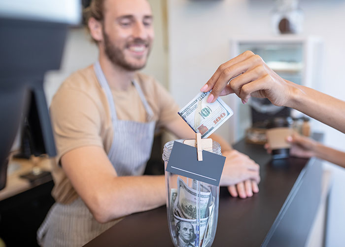 Couple Searches For Server After Long Wait, Refuses To Tip On $200 Bill Because Of What They Found Couple Searches For Server After Long Wait, Refuses To Tip On $200 Bill Because Of What They Found