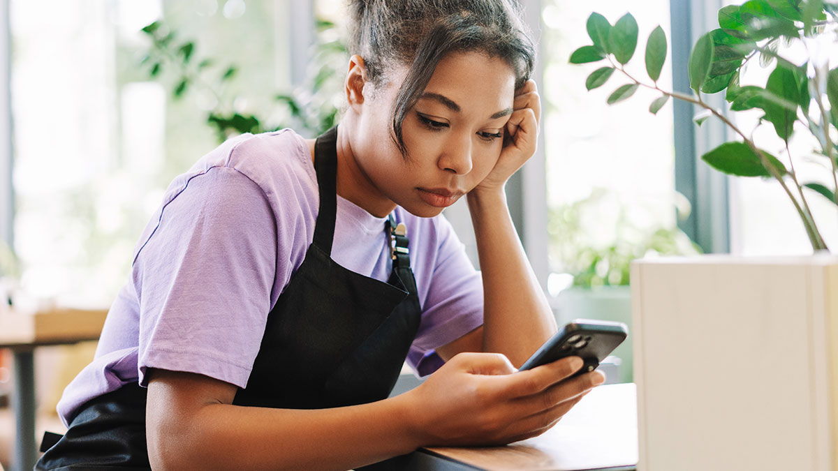Couple Searches For Server After Long Wait, Refuses To Tip On $200 Bill Because Of What They Found