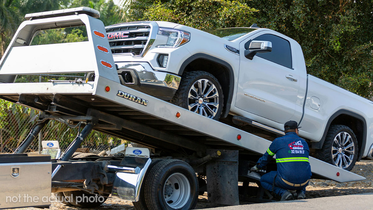 Towing Company Has Meltdown Over Insurance Covering Guy’s Bill, Threatens To Put His Car In A Ditch