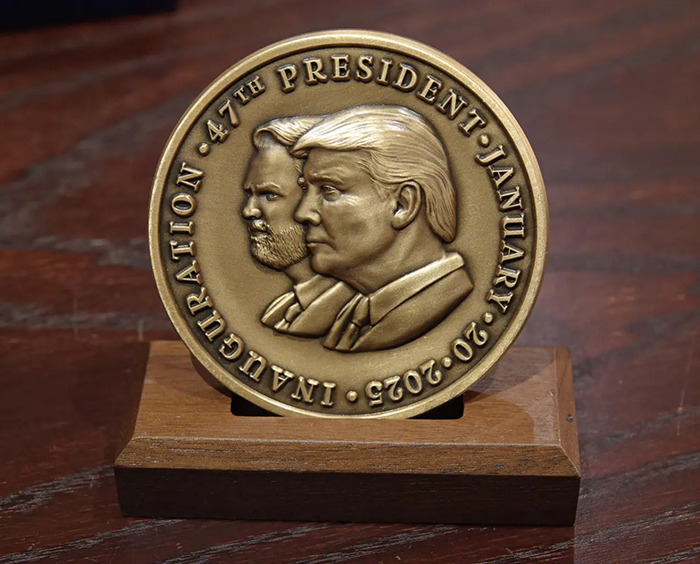 Inauguration medallion with engraved profiles on a wooden stand, related to VIP goodie bags. Inauguration medallion with engraved profiles on a wooden stand, related to VIP goodie bags.