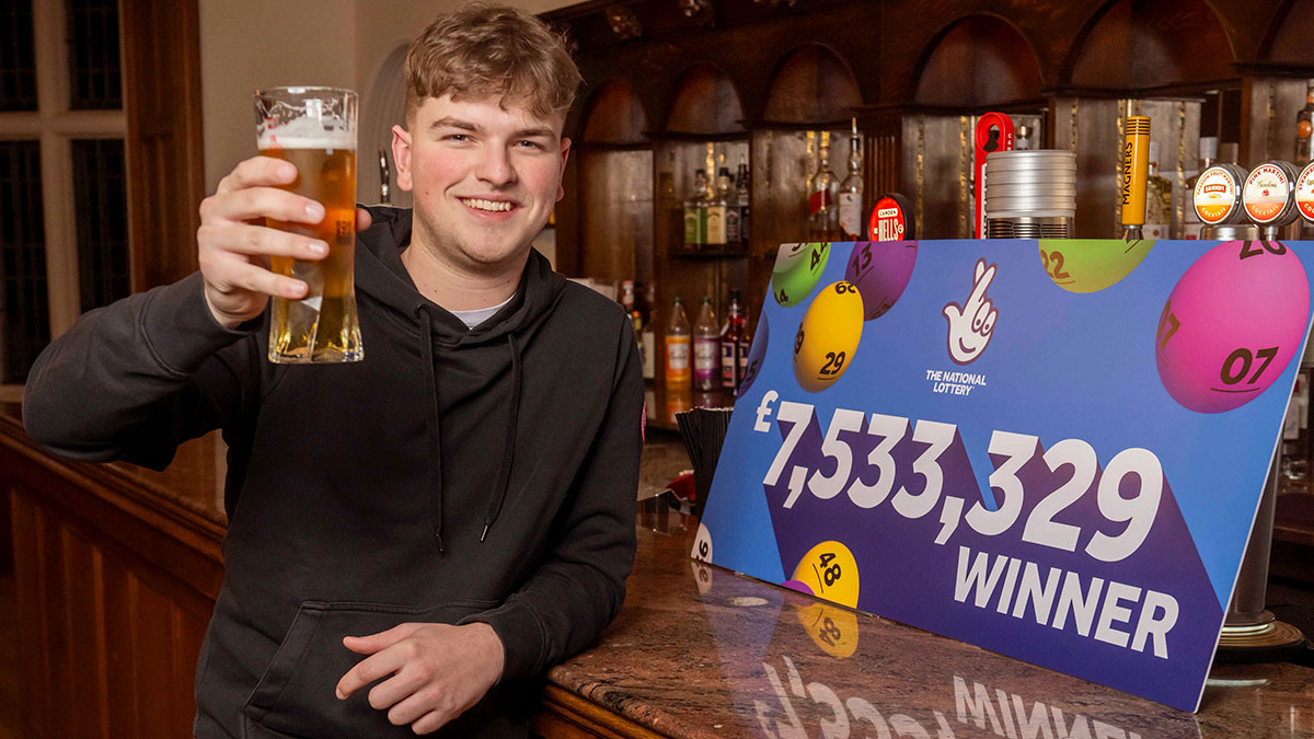 Guy Wins Bunch Of Money In A Lottery, To Netizens’ Surprise Still Goes To Work The Next Day