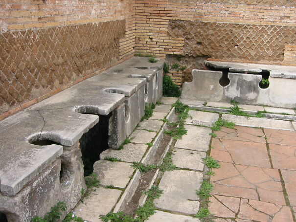01-Ostia-Toilets-Fubar-Obfusco-Wikimedia-Commons.jpg