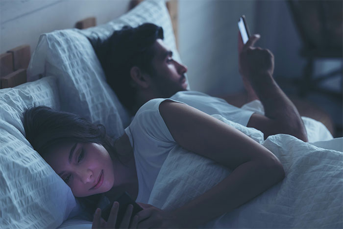 Woman Wonders Why Her Home Is Turning Green, Finds Out It's Because Husband Is Cheating Woman Wonders Why Her Home Is Turning Green, Finds Out It's Because Husband Is Cheating