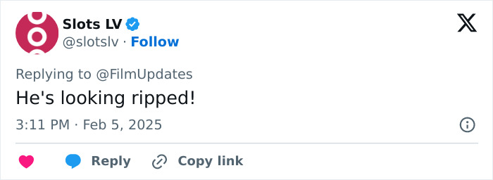 Tweet from Slots LV commenting on Jonathan Bailey’s muscles, saying, "He's looking ripped! Tweet from Slots LV commenting on Jonathan Bailey’s muscles, saying, "He's looking ripped!