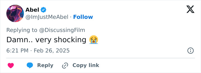 Tweet reacting to news about Buffy The Vampire Slayer star, Michelle Trachtenberg, with a shocked emoji. Tweet reacting to news about Buffy The Vampire Slayer star, Michelle Trachtenberg, with a shocked emoji.