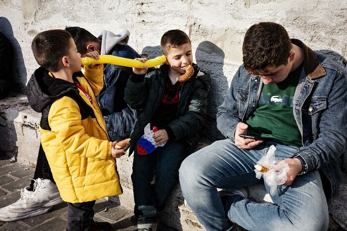 Children creatively playing on the street, highlighting Gökhan Arer's unique perspective on everyday moments.