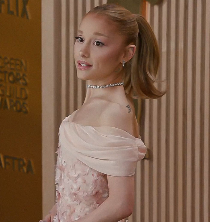 A celebrity at the 2025 SAG Awards in an elegant off-shoulder dress amid Hollywood's Ozempic craze. A celebrity at the 2025 SAG Awards in an elegant off-shoulder dress amid Hollywood's Ozempic craze.