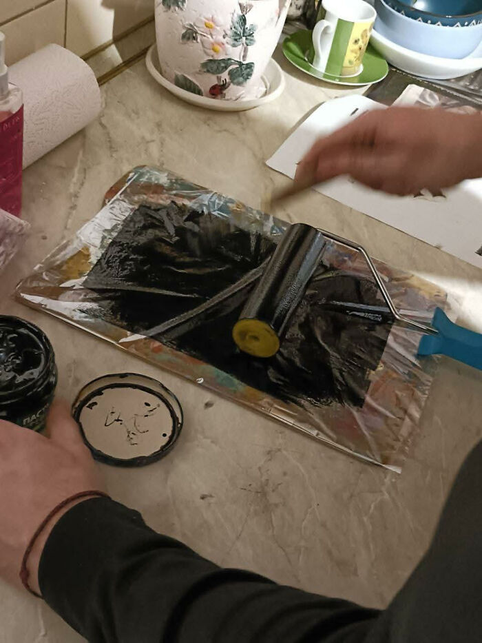 I Invited Students To My Place During The Holidays To Create Linocuts (15 Pics) I Invited Students To My Place During The Holidays To Create Linocuts (15 Pics)