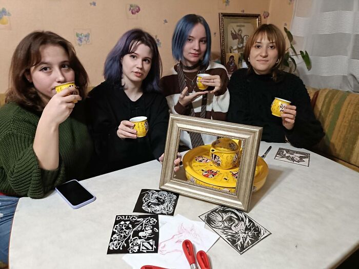 I Invited Students To My Place During The Holidays To Create Linocuts (15 Pics) I Invited Students To My Place During The Holidays To Create Linocuts (15 Pics)