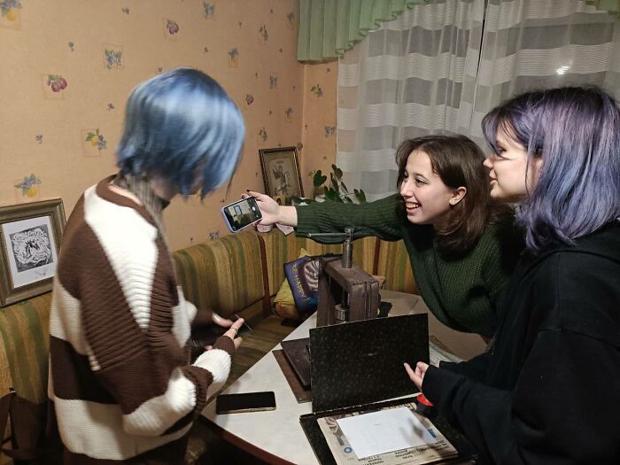 I Invited Students To My Place During The Holidays To Create Linocuts (15 Pics) I Invited Students To My Place During The Holidays To Create Linocuts (15 Pics)