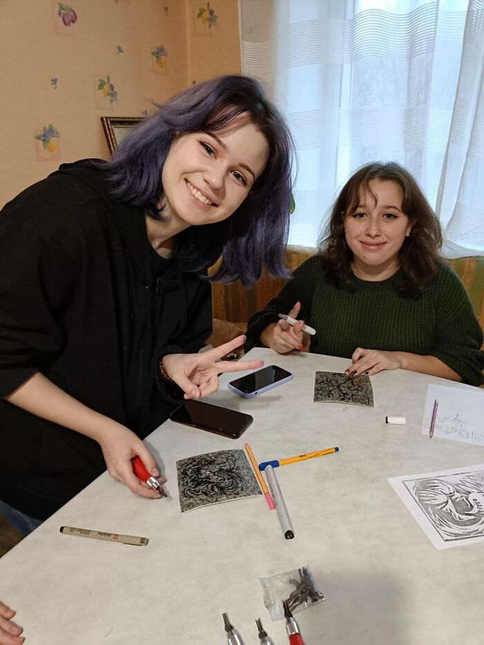 I Invited Students To My Place During The Holidays To Create Linocuts (15 Pics) I Invited Students To My Place During The Holidays To Create Linocuts (15 Pics)