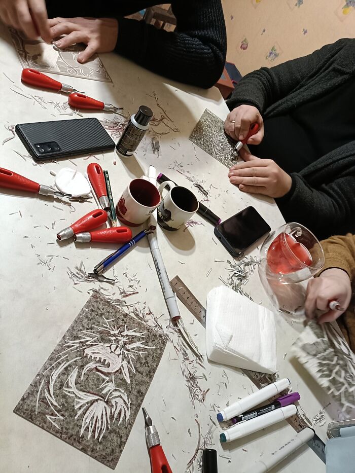 I Invited Students To My Place During The Holidays To Create Linocuts (15 Pics) I Invited Students To My Place During The Holidays To Create Linocuts (15 Pics)