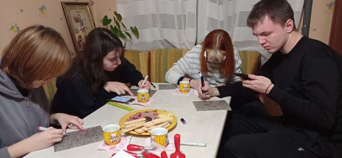 I Invited Students To My Place During The Holidays To Create Linocuts (15 Pics) I Invited Students To My Place During The Holidays To Create Linocuts (15 Pics)