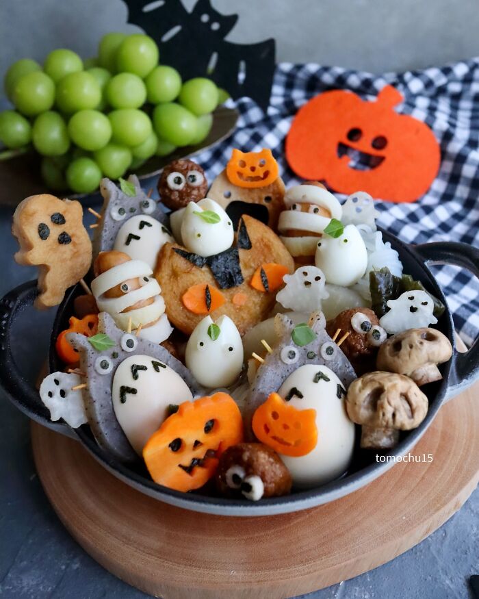 Creative Japanese lunchbox featuring Halloween-themed food art with pumpkins, ghosts, and Totoro eggs.