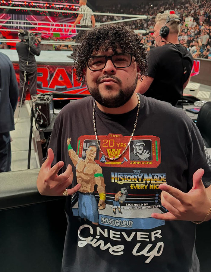 Modern Family star posing on red carpet, wearing glasses and a John Cena t-shirt, surprising fans with new look. Modern Family star posing on red carpet, wearing glasses and a John Cena t-shirt, surprising fans with new look.