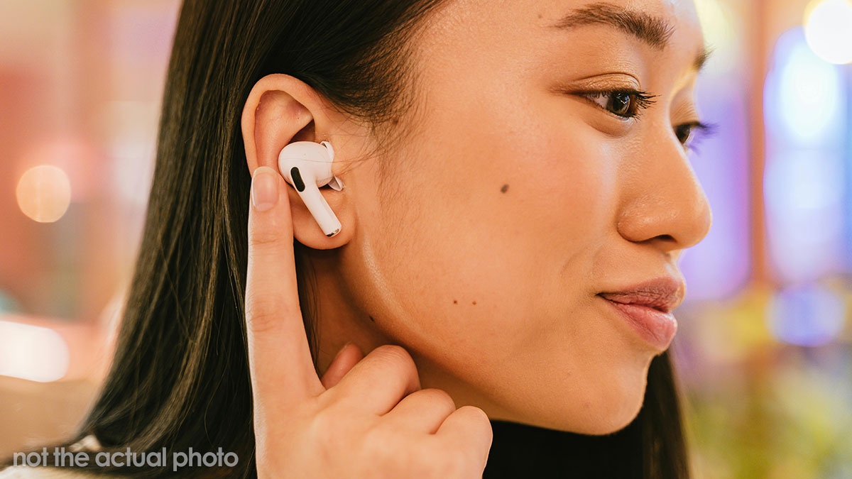 Experts Share The Horrifying Link Between Hearing Loss In Gen Z And Airpods
