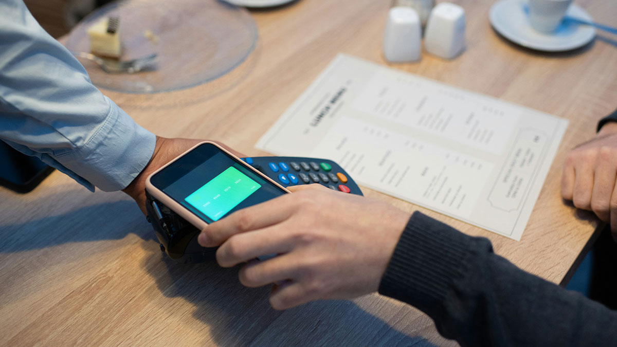 Server Aghast After Coworker Reveals How She Deals With Customers Who Don’t Tip, Asks For Opinions