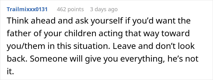 User comment on a forum discussing boyfriend's actions at the airport, receiving 462 points. User comment on a forum discussing boyfriend's actions at the airport, receiving 462 points.