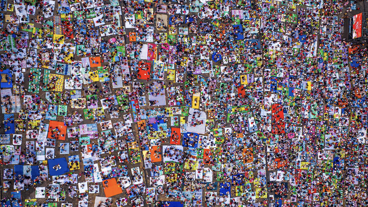 Colorful Photograph Capturing Crowds Of Pilgrims Is Going Viral On Vietnamese Social Media (5 Pics)