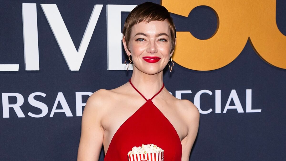 “Popcorn Butt Lift”: Emma Stone’s Quirky Dress On SNL Red Carpet Has The Internet In Stitches