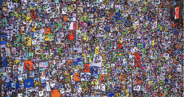 Colorful Photograph Capturing Crowds Of Pilgrims Is Going Viral On Vietnamese Social Media (5 Pics)