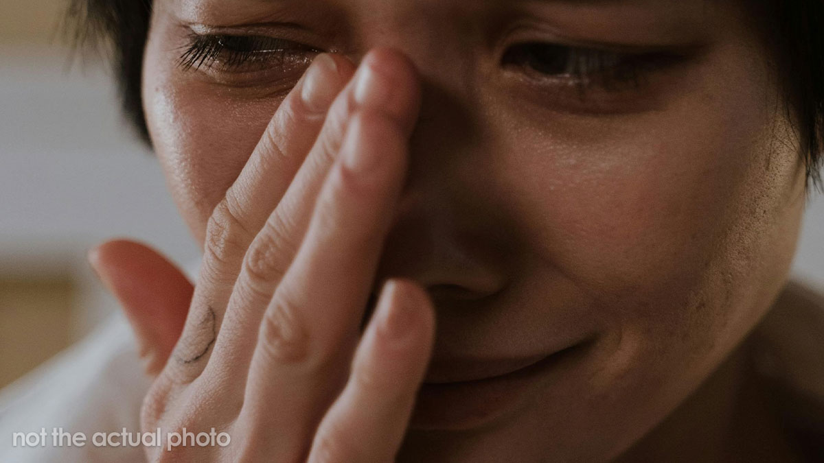 Husband Throws Away Wife’s Pillow To Make More Space For Himself, She Bursts Into Tears And Leaves
