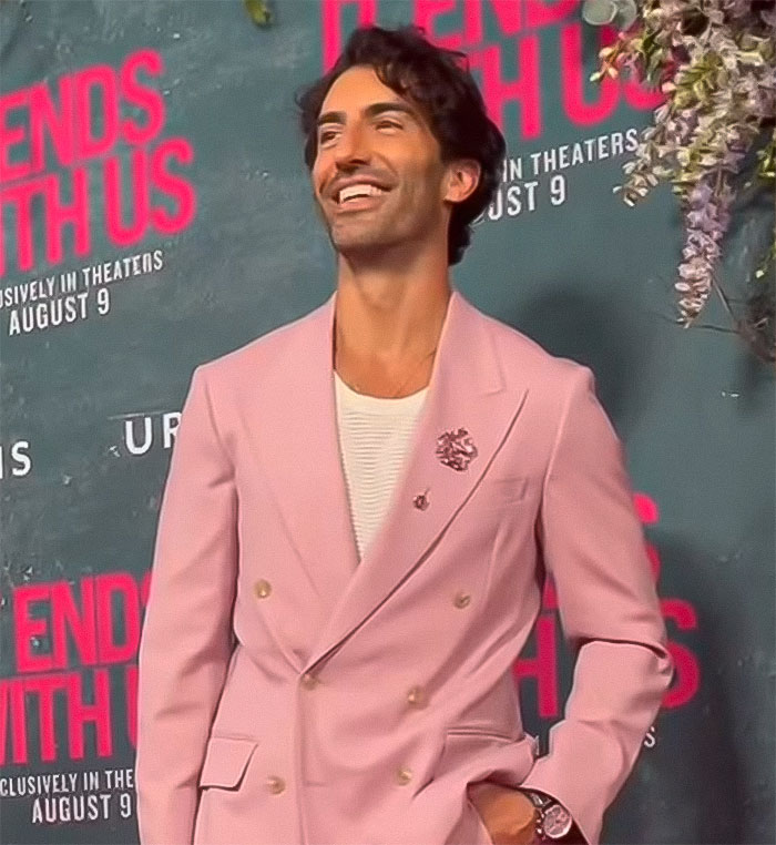 Man in a pink suit smiling at a movie premiere, related to "fat-shaming" accusations discussion. Man in a pink suit smiling at a movie premiere, related to "fat-shaming" accusations discussion.