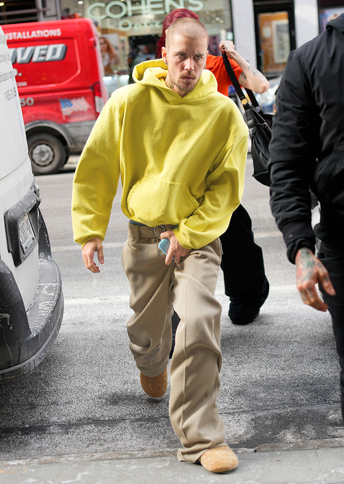 “Stop, You Are A New Daddy”: Worrying New Video Of Justin Bieber Has Fans Begging Him To Get Help “Stop, You Are A New Daddy”: Worrying New Video Of Justin Bieber Has Fans Begging Him To Get Help