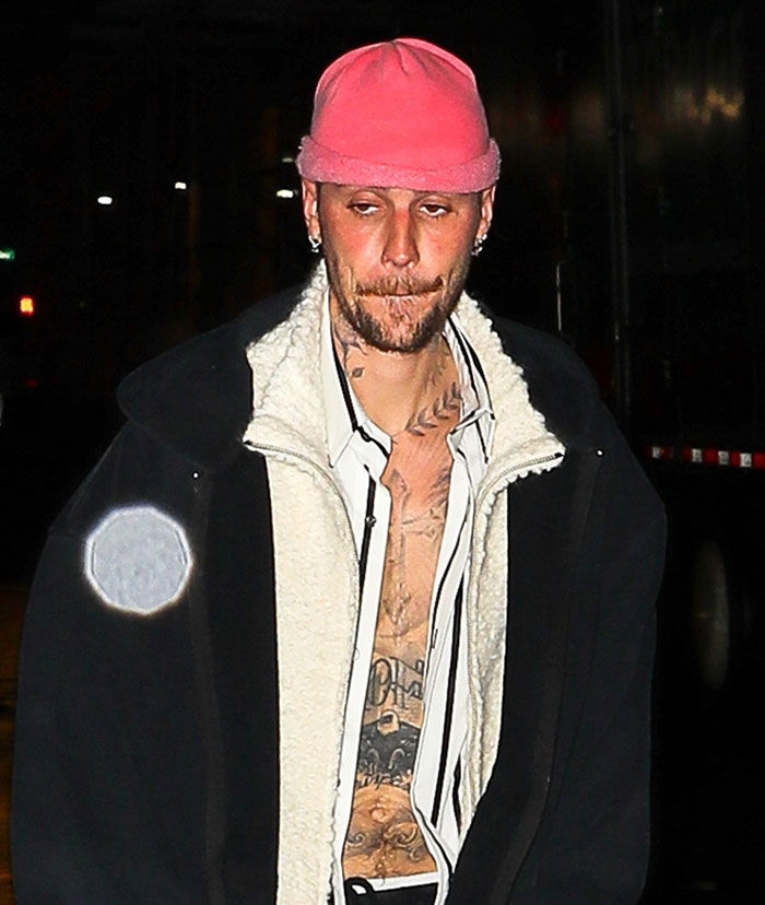 “Stop, You Are A New Daddy”: Worrying New Video Of Justin Bieber Has Fans Begging Him To Get Help “Stop, You Are A New Daddy”: Worrying New Video Of Justin Bieber Has Fans Begging Him To Get Help