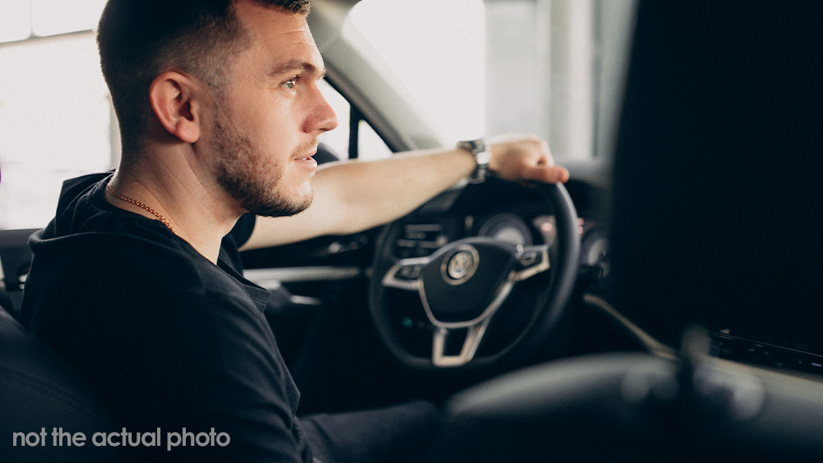 Random Driver Tells Man His Tire Pressure Is Low Even Though It’s Not, Man Realizes It’s A Con