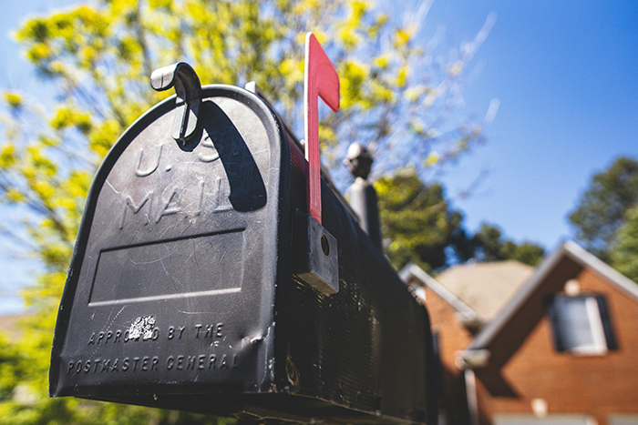 Homeowner Warns Neighbors To Stop Opening Their Mailbox, Shocked When They Ignore Request Homeowner Warns Neighbors To Stop Opening Their Mailbox, Shocked When They Ignore Request