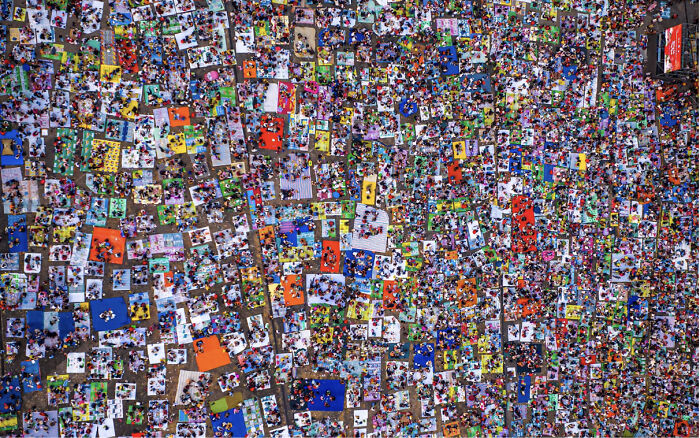 Colorful Photograph Capturing Crowds Of Pilgrims Is Going Viral On Vietnamese Social Media (5 Pics) Colorful Photograph Capturing Crowds Of Pilgrims Is Going Viral On Vietnamese Social Media (5 Pics)