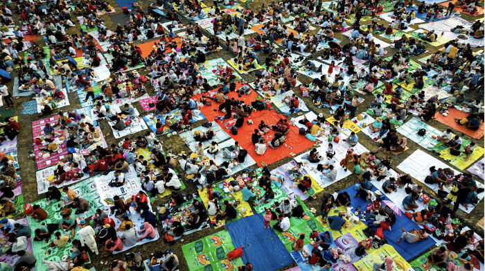 Colorful Photograph Capturing Crowds Of Pilgrims Is Going Viral On Vietnamese Social Media (5 Pics) Colorful Photograph Capturing Crowds Of Pilgrims Is Going Viral On Vietnamese Social Media (5 Pics)