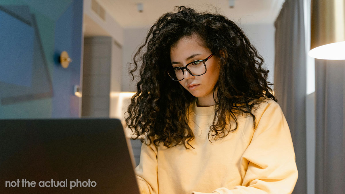 Roommate Loses It After Friend Warns Her Date About HIV Diagnosis