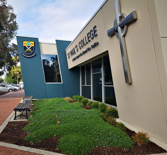 Don't Want To “Bury My Child”: Mass Support For Mom Who Burst Into School To Threaten Bully Don't Want To “Bury My Child”: Mass Support For Mom Who Burst Into School To Threaten Bully