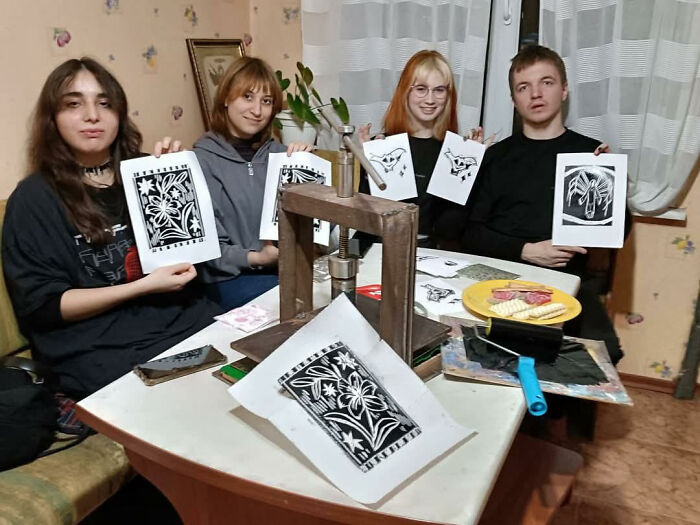 I Invited Students To My Place During The Holidays To Create Linocuts (15 Pics) I Invited Students To My Place During The Holidays To Create Linocuts (15 Pics)